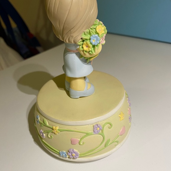 Precious Moment Figure with Musical Tunes - Picture 6 of 8